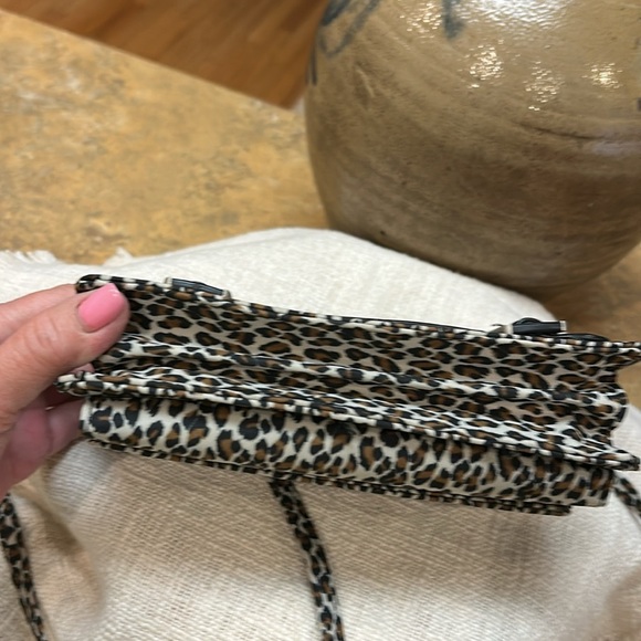 Travelon Leopard Print Crossbody Bag - Picture 7 of 11